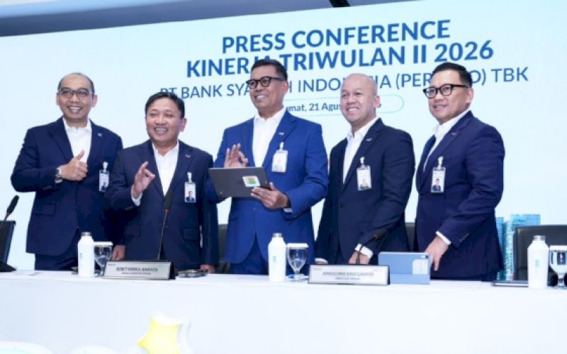 KINERJA BSI. Direktur Utama BSI Anggoro Eko Cahyo (tengah), Wakil Direktur Utama Bob T Ananta (dua dari kiri), Direktur Finance & Strategy Ade Cahyo Nugroho (dua dari kanan), Direktur Risk Management Grandhis H Harumansyah (kiri) dan Direktur Retail Banking Kemas Erwan Husainy (paling kanan) pada paparan kinerja perseroan triwulan II/2026 di Kantor Pusat BSI Jakarta (21/8/2026). foto: istimewa
