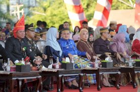 Pakaian Adat dan Formasi Stupa Borobudur Warnai Penurunan Bendera HUT Kemerdekaan RI Ke-81 di Makassar