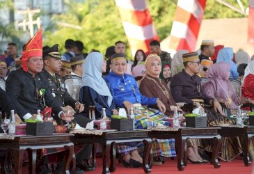 Pakaian Adat dan Formasi Stupa Borobudur Warnai Penurunan Bendera HUT Kemerdekaan RI Ke-81 di Makassar