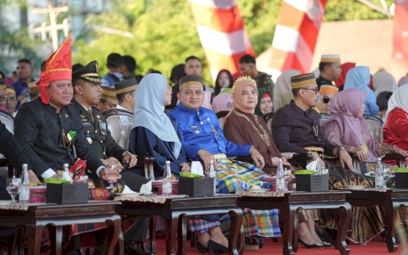 Pakaian Adat dan Formasi Stupa Borobudur Warnai Penurunan Bendera HUT Kemerdekaan RI Ke-81 di Makassar