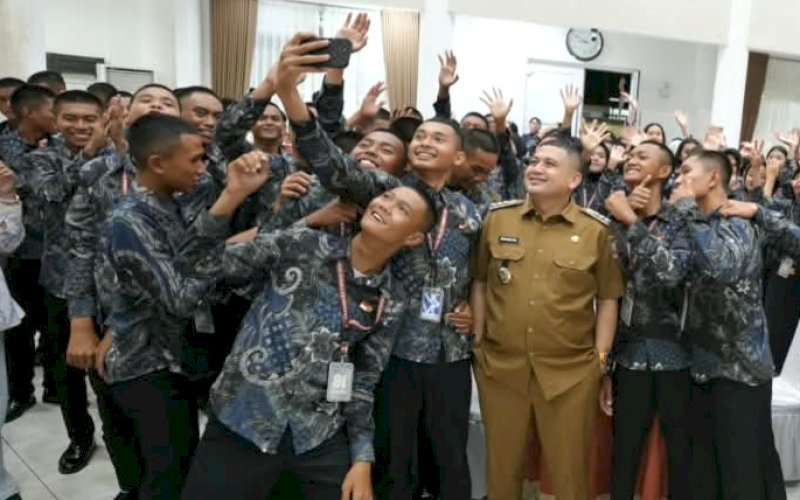 SWAFOTO. Wali Kota Makassar, Munafri Arifuddin, swafoto bersama 70 anggota Pasukan Pengibar Bendera Pusaka (Paskibraka) Kota Makassar 2026 di Rumah Jabatan Wali Kota Makassar, Selasa (18/8/2026) malam. foto: istimewa