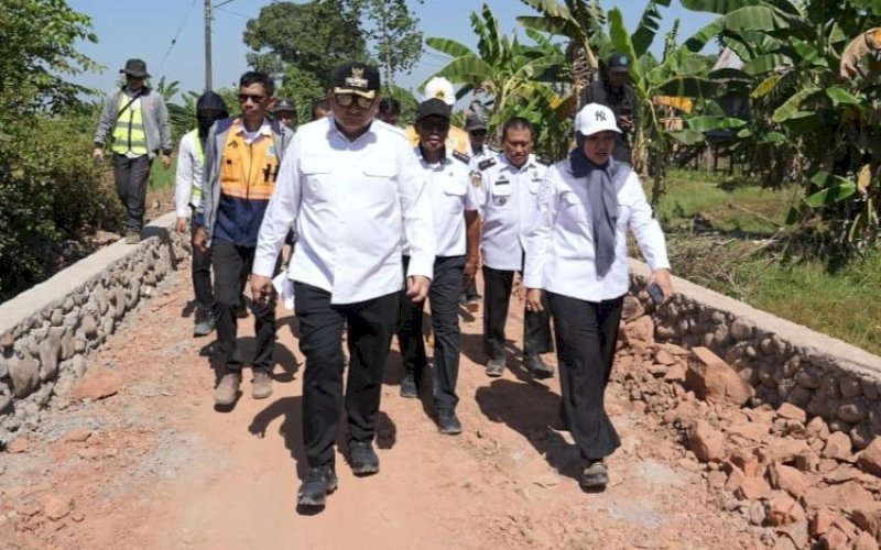 PENINJAUAN. Wali Kota Makassar, Munafri Arifuddin, turun langsung meninjau kondisi sekaligus progres pembangunan jalan kawasan Romang Tangayya, Kelurahan Tamangapa, Kecamatan Manggala, Kota Makassar, Rabu (19/8/2026). foto: istimewa