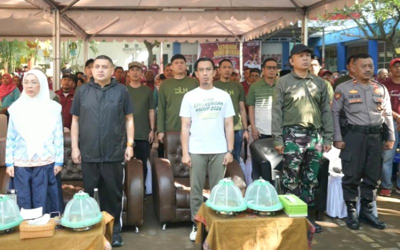 JELAJAH SAMPAH. Wali Kota Makassar Munafri Arifuddin bersama Ketua Dewan Lingkungan Hidup Kota Makassar yang juga Ketua TP PKK Kota Makassar Melinda Aksa didampingi Kepala DLH Kota Makassar Helmy Budiman menghadiri Jelajah Sampah yang dilaksanakan DLH Kota Makassar di Kecamatan Tamalanrea, Kota Makassar, Minggu (16/8/2026). foto: istimewa