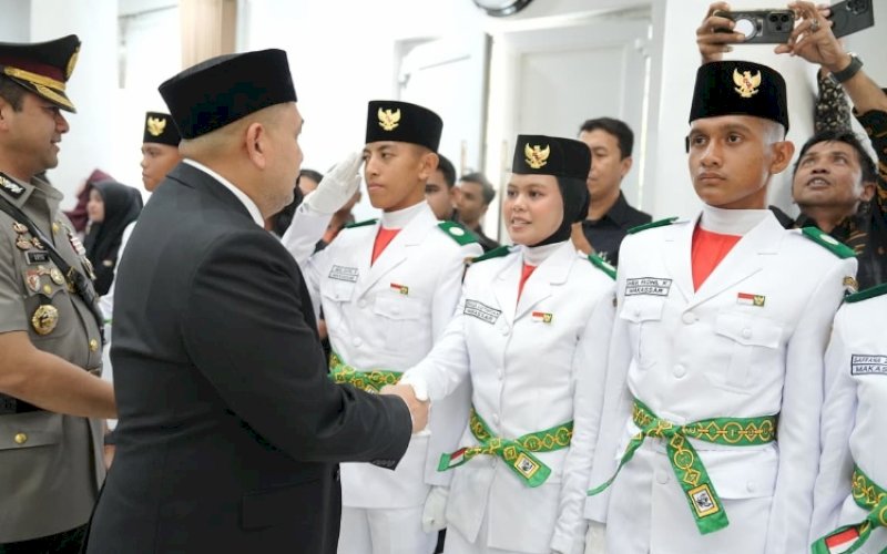 PENGUKUHAN. Wali Kota Makassar, Munafri Arifuddin, secara resmi mengukuhkan 70 anggota Pasukan Pengibar Bendera Pusaka (Paskibraka) tingkat Kota Makassar 2026 di Baruga Anging Mammiri, Sabtu (15/8/2026). foto: istimewa