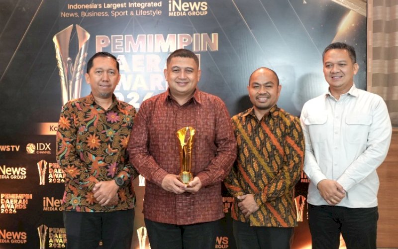 PENGHARGAAN. Wali Kota Makassar, Munafri Arifuddin, menerima penghargaan Pemimpin Daerah Awards 2026, dengan kategori Pemimpin Daerah Peduli Pembangunan dan Inovasi, pelayanan Publik Berbasis Digital dalam malam penganugerahan yang berlangsung di Jakarta Concert Hall iNews Tower, Jakarta Pusat, Kamis (27/8/2026) malam. foto: istimewa