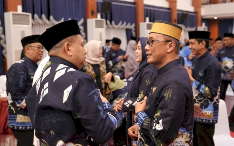 SAMBUTAN. Wali Kota Makassar Munafri Arifuddin berbicara dengan Ketua Umum Dewan Pengurus Korpri Nasional Zudan Arif Fakhrullah pada penyambutan ratusan kafilah peserta MTQ VIII Korpri Tingkat Nasional 2026 melalui malam taaruf yang digelar di Aula Asta Cita, Rumah Jabatan Gubernur Sulsel, Minggu (23/8/2026) malam. foto: istimewa