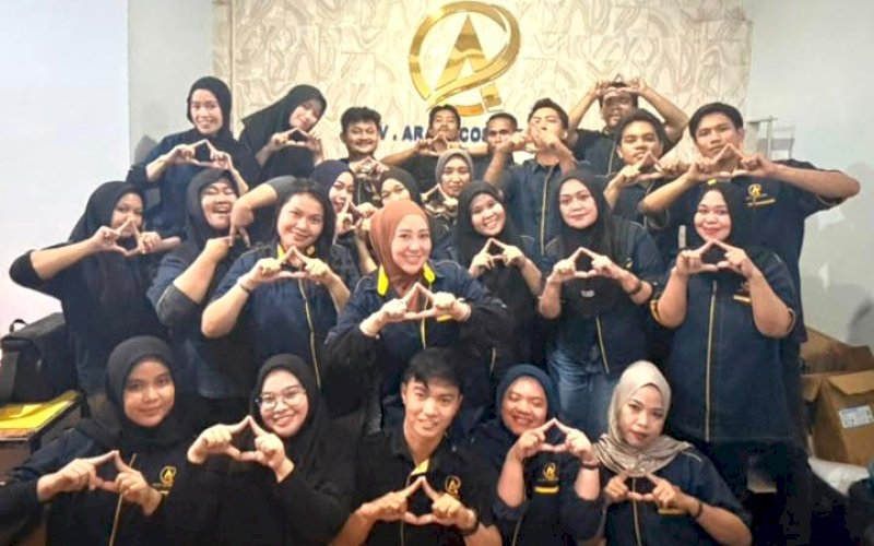 KEBERSAMAAN. Owner Arasy Cosmetindo, Astriana, bersama karyawannya. Perusahaan maklon asal Makassar ini, resmi kantongi CPKB dari BPOM RI. foto: istimewa