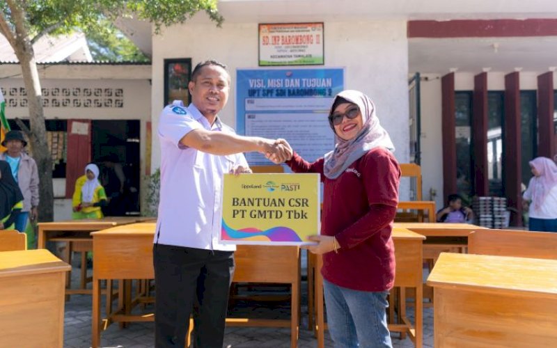 ENYERAHAN. Prosesi penyerahan bantuan 84 set bangku dan kursi kepada SD Inpres Barombong 2 yang diserahkan manajemen PT Gowa Makassar Tourism Development Tbk (GMTD), Rabu (12/8/2026). foto: istimewa