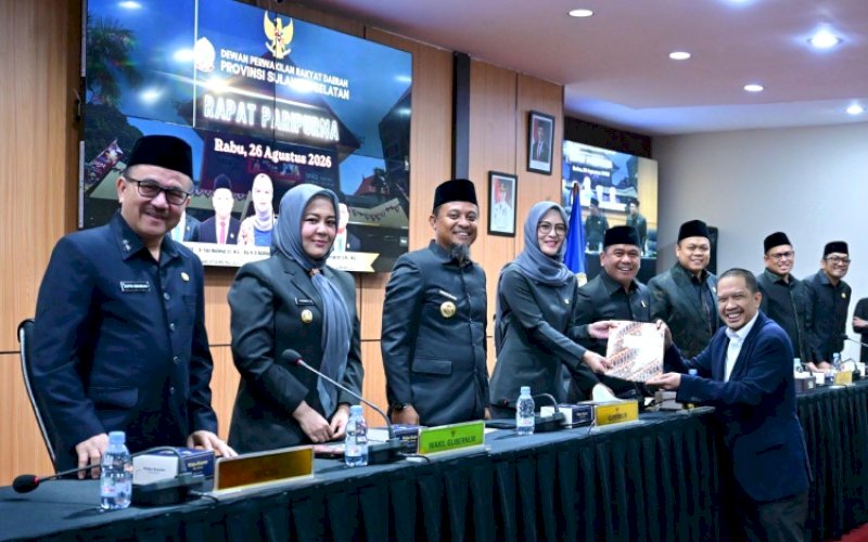 RAPAT PARIPURNA. Gubernur Sulsel, Andi Sudirman Sulaiman, menghadiri rapat paripurna persetujuan bersama KUA-PPAS Tahun Anggaran 2027, Ranperda Perubahan atas Perda Nomor 1 Tahun 2024 tentang Pajak Daerah dan Retribusi Daerah, serta persetujuan MoU Multiyears dan Single Years Program Prioritas Gubernur Sulsel 2027-2029, Rabu (26/8/2026) malam. foto: istimewa