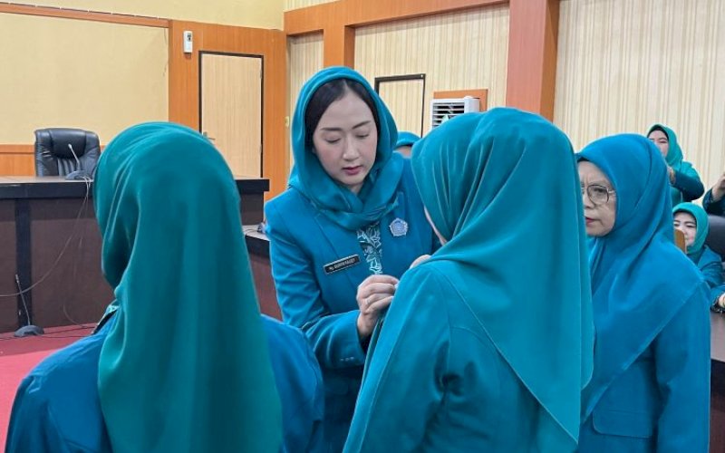 PELANTIKAN. Ketua TP PKK Kabupaten Bantaeng, Gunya Paramasukhaputri, melantik sejumlah Ketua TP PKK Kecamatan dan Ketua TP PKK Kelurahan dalam rangkaian Pertemuan Pengurus TP PKK Kabupaten Bantaeng 2026 di Ruang Pola Kantor Bupati Bantaeng, Rabu (25/8/2026). foto: istimewa