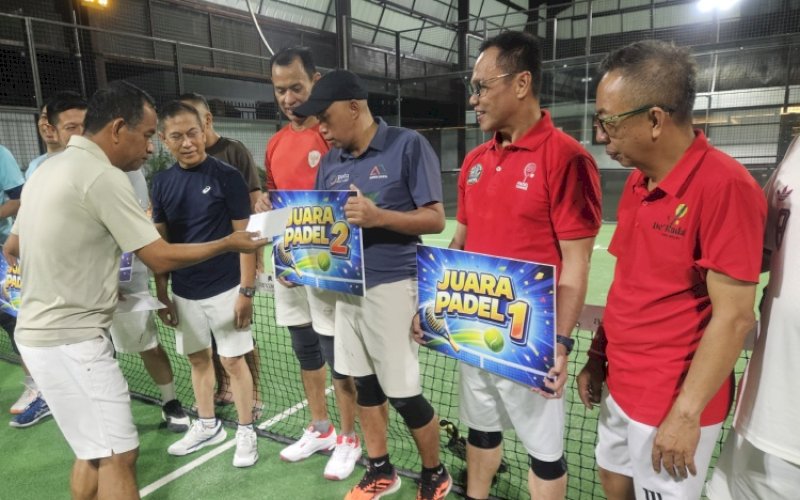 JUARA. Ketua Panitia Turnamen Padel Merdeka By Liga Cacing, Amir Bakriyadi, menyerahkan hadiah kepada para pemenang di Arcadia Padel Club Makassar, Selasa (18/8/2026). foto: istimewa