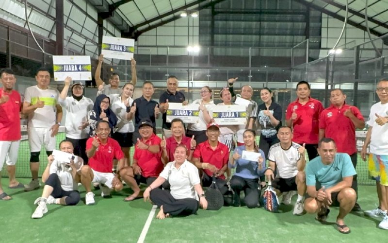 JUARA. Prosesi penyerahan hadiah kepada para pemenang Turnamen Padel Liga Cacing Merdeka sukses digelar di Arcadia Padel Club Makassar, Senin (17/8/2026). foto: istimewa