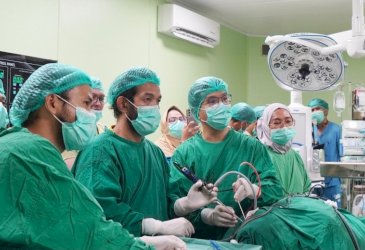 Operasi ETOS Perdana di RSUD Labuang Baji, Perluas Pilihan Layanan Bedah Saraf Minimal Invasif