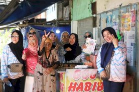 PKK, Dekranasda, dan Pokja Bunda PAUD Makassar Door to Door Edukasi Pemilahan Sampah