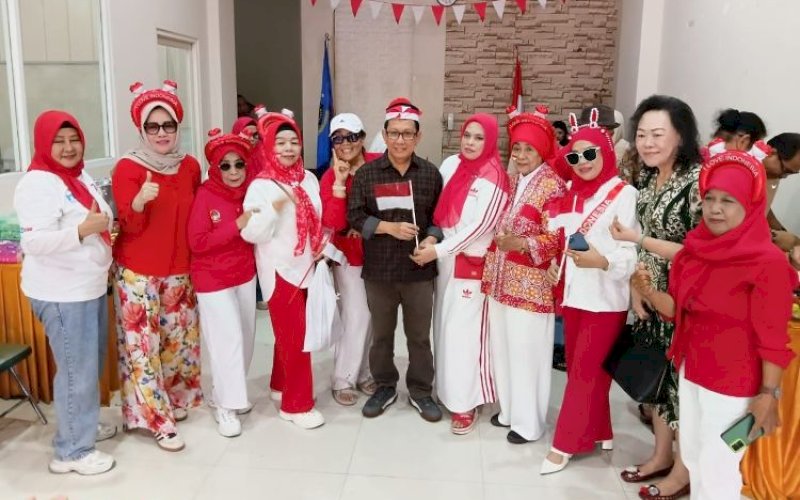 PERAYAAN. Ketua PWI Sulsel Suwardi Thahir didampingi Ketua IKWI Sulsel Sitti Farida Suwardi Thahir bersama jajaran pengurus dan anggota lainnya merayakan HUT Kemerdekaan RI ke-81 yang dirangkaikan syukuran ulang tahun Suwardi Thahir di Kantor PWI Sulsel di Jalan Maccini Sawah, Kota Makassar, Senin (17/8/2026). foto: istimewa