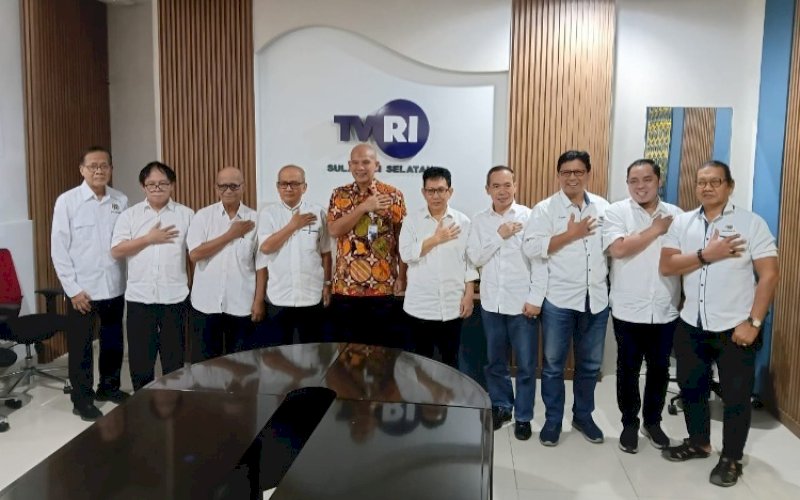 SILATURAHMI. Ketua PWI Sulsel Suwardi Thahir bersama rombongan silaturahmi dengan Kepala LPP TVRI Sulsel Andi Fachruddin di Kantor LPP TVRI Sulsel, Selasa (18/8/2026). foto: istimewa