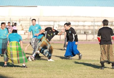 Semarak HUT Kemerdekaan RI Ke-81 di Bulukumba, Sepak Bola Sarung Eksekutif Vs Legislatif