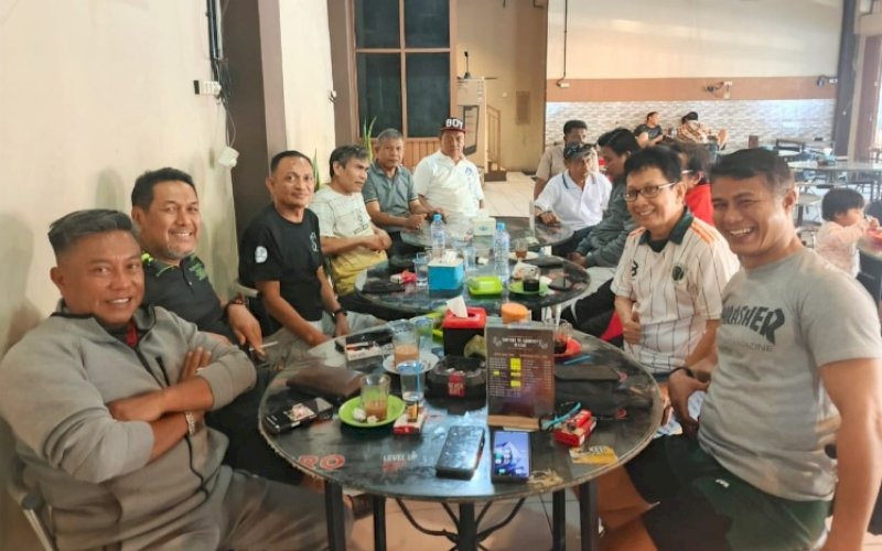 KOORDINASI. Ketua PWI Sulsel, Suwardi Thahir (kedua kanan) diskusi dan koordinasi bersama jajaran pengurus PWI Sulsel serta perwakilan daerah di Warkop Sami, Panakkukang, Makassar, Minggu (23/8/2026). foto: istimewa