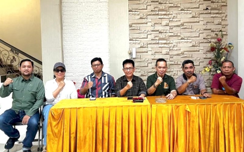 Ketua PWI Sulsel, Suwardi Thahir (tengah) bersama jajaran pengurusnya. foto: istimewa