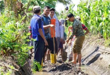 Uji Nurdin Bersama Masyarakat Bersihkan Irigasi Biangloe