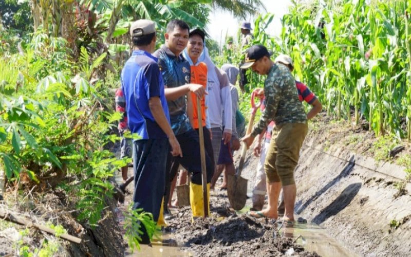 PEMBERSIHAN. Bupati Bantaeng, M. Fathul Fauzy Nurdin, bersama masyarakat menggelar kerja bakti pembersihan irigasi yang berada di Desa Biangloe, Kecamatan Pa'jukukang, Bantaeng, Sabtu (29/8/2026). foto: istimewa