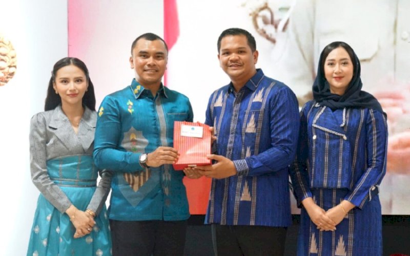 KENAL PAMIT. Bupati BantaengM Fathul Fauzy Nurdin didampingi Ketua TP. PKK Kabupaten Bantaeng Gunya Paramasukhaputri menghadiri.malam ramah tamah sekaligus acara kenal pamit Kapolres Bantaeng di Gedung Balai Kartini Bantaeng, Senin (3/8/2026). foto: istimewa