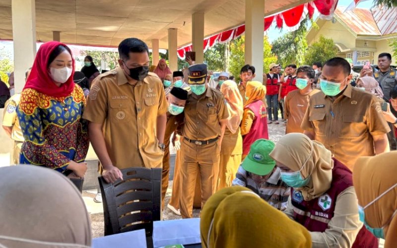 TRACING TBC. Bupati Bantaeng M Fathul Fauzy Nurdin didampingi Ketua TP PKK Kabupaten Bantaeng Gunya Paramasukhaputri membuka Kegiatan Tracing Tuberkulosis (TBC) Terintegrasi dengan Cek Kesehatan Gratis (CKG) di Kabupaten Bantaeng, yang digelar di Kantor Kelurahan Bonto Jaya, Kecamatan Bisappu, Kabupaten Bantaeng, Senin (3/8/2026). foto: istimewa