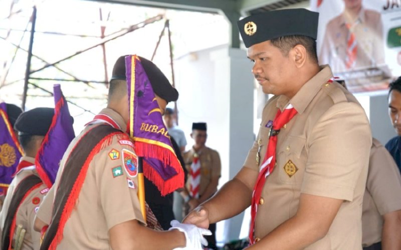 PELEPASAN. Bupati Bantaeng, M Fathul Fauzy Nurdin dan selaku Ketua Majelis Bimbingan Cabang Gerakan Pramuka Kwartir Cabang Bantaeng resmi melepas Kwarcab Gerakan Pramuka Bantaeng yang akan mengikuti Jambore Nasional (Jamnas) XII 2026 di Halaman Rumah Jabatan Bupati Bantaeng, Kamis (6/8/2026). foto: istimewa