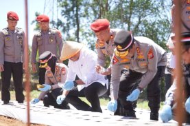 Kapolda Sulsel dan Bupati Bantaeng Ikuti Penanaman Bawang Putih Serentak Polri