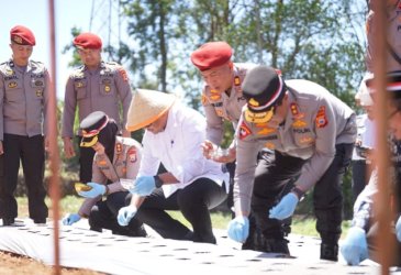 Kapolda Sulsel dan Bupati Bantaeng Ikuti Penanaman Bawang Putih Serentak Polri