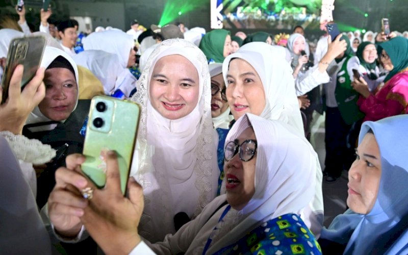 SWA FOTO. Wakil Wali Kota Makassar sekaligus BKMT Kota Makassar, Aliyah Mustika Ilham, swa foto bersama peserta saat menghadiri puncak Tasyakur Milad BKMT ke-45 tingkat nasional di Indonesia Arena Gelora Bung Karno Senayan, Jakarta, Sabtu (26/9/2026). foto: istimewa