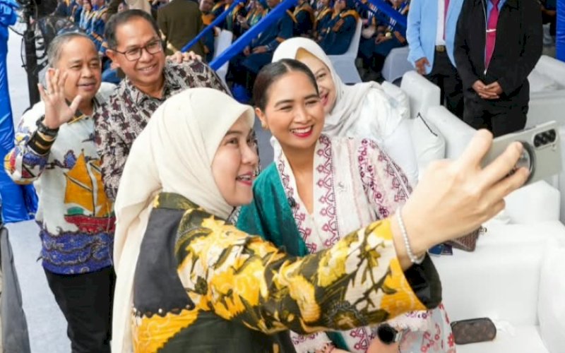 SWA FOTO. Wakil Wali Kota Makassar sekaligus Ketua DPD ASITA Sulsel Aliyah Mustika Ilham swa foto bersama Wakil Menteri Pariwisata RI Ni Luh Puspa di sela-sela Wisuda Poltekpar Makassar 2026 di Lapangan Rektorat Poltekpar Makassar, Sabtu (19/9/2026). Turut hadiri Ketua BPD PHRI Sulsel, Anggiat Sinaga (belakang kiri). foto: istimewa