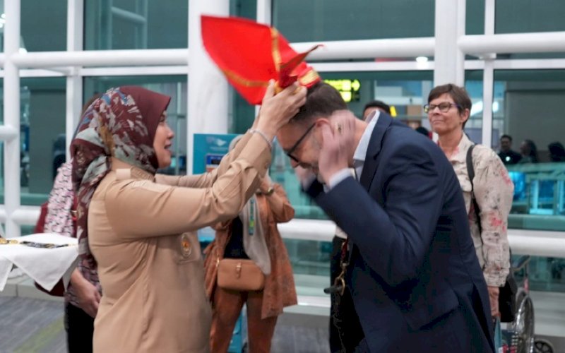 SAMBUTAN. Wakil Wali Kota Makassar Aliyah Mustika Ilham menyambut langsung Duta Besar Swiss untuk Indonesia Konstantin Obolensky, saat tiba di Bandara Internasional Sultan Hasanuddin Makassar, Selasa (22/9/2026). foto: istimewa