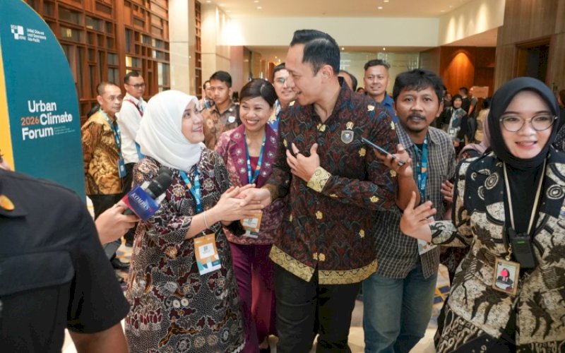 SALAMAN. Wakil Wali Kota Makassar Aliyah Mustika Ilham bersalaman dengan Menteri Koordinator Bidang Infrastruktur dan Pembangunan Kewilayahan Agus Harimurti Yudhoyono di sela-sela menghadiri Urban Climate Forum (UCF) 2026 yang berlangsung di Pullman Jakarta Thamrin CBD, Jakarta, Rabu-Kamis, 16&ndash;17 September 2026, Rabu (16/9/2026). foto: istimewa