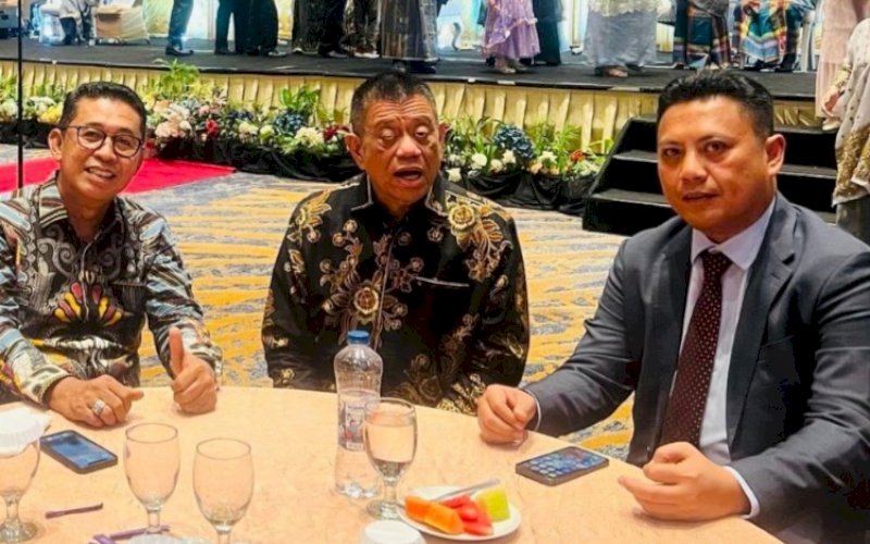 PERTEMUAN. Ketua Gapeksindo Sulsel Amirullah Nur Saenong (tengah) dan Ketua Dewan Pembina Gapeksindo Sulsel yang juga anggota DPR RI Fraksi Partai Gerindra, Andi Iwan Darmawan Aras (AIA) bertemu di sela-sela sebuah acara di Makassar, Minggu (20/9/2026). foto: istimewa