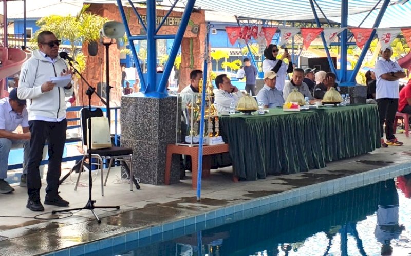 ANS 2026. Ketua Umum Akuatik Indonesia Sulsel, Amirullah Nur Saenong (tengah) saat membuka Aquatik National Swimming (ANS) 2026 di Kolam Dewi Sri Waterpark, Kabupaten Gowa, Jumat (25/9/2026). foto: istimewa