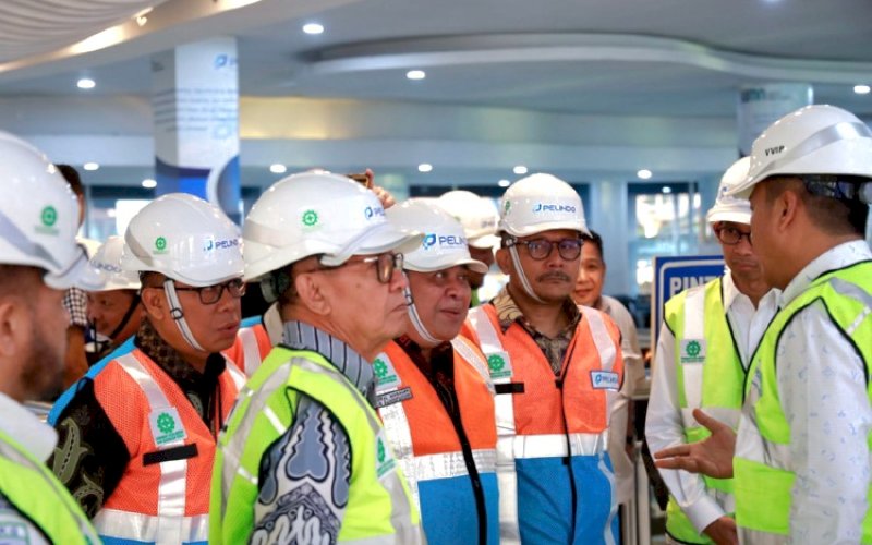 PENGARAHAN. Wakil Ketua Komisi V DPR RI, Andi Iwan Darmawan Aras (kanan), memberikan pengarahan saat melakukan kunjungan di Pelabuhan Makassar dalam rangkaian Kunjungan Kerja Spesifik di Makassar, Sulsel, Jumat (18/9/2026). foto: istimewa