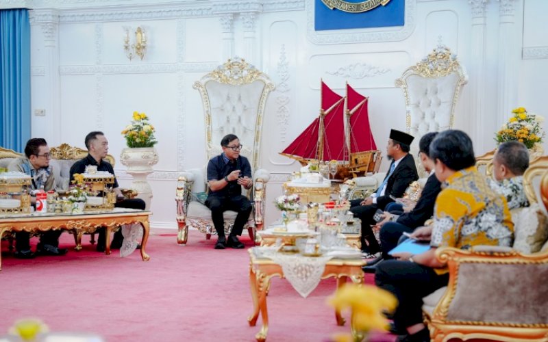 PERTEMUAN. Gubernur Sulsel Andi Sudirman Sulaiman menerima audiensi Executive General Manager (EGM) Pertamina Patra Niaga Regional Sulawesi, Deny Sukendar, beserta jajaran di Rumah Jabatan Gubernur Sulsel, Makassar, Kamis (10/9/2026). foto: istimewa