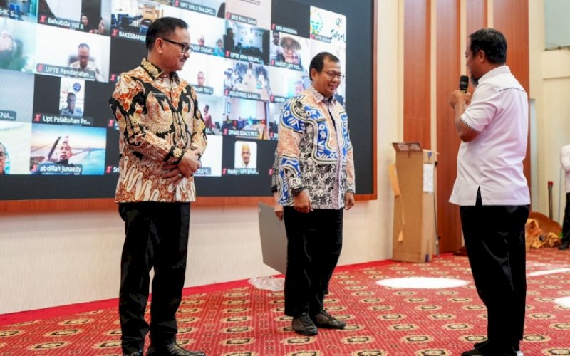 PURNABAKTI. Gubernur Sulsel Andi Sudirman Sulaiman melepas Sekda Provinsi Sulsel Jufri Rahman dan Plt Kepala Dinas Kependudukan dan Pencatatan Sipil Provinsi Sulsel Muhammad Iqbal Samad Suhaeb yang memasuki masa purnabakti di Aula Asta Cita, Rumah Jabatan Gubernur Sulsel, Selasa (29/9/2026). foto: istimewa