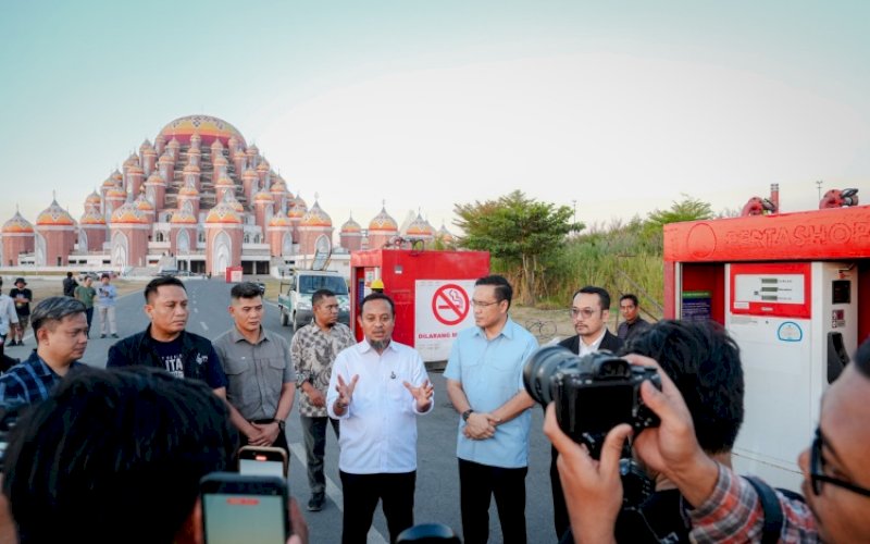 PENINJAUAN. Gubernur Sulsel Andi Sudirman Sulaiman bersama Direktur Utama PT Pertamina (Persero) Simon Aloysius Mantiri dan jajaran Pertamina Patra Niaga Regional Sulawesi hadir langsung meninjau lokasi Modular SPBU di Kawasan CPI, Kota Makassar, Minggu (13/9/2026). foto: istimewa