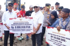 Andi Sudirman Sulaiman Serahkan Bantuan Rp8 Miliar untuk Masjid Terapung Pantai Merpati Bulukumba