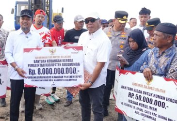Andi Sudirman Sulaiman Serahkan Bantuan Rp8 Miliar untuk Masjid Terapung Pantai Merpati Bulukumba