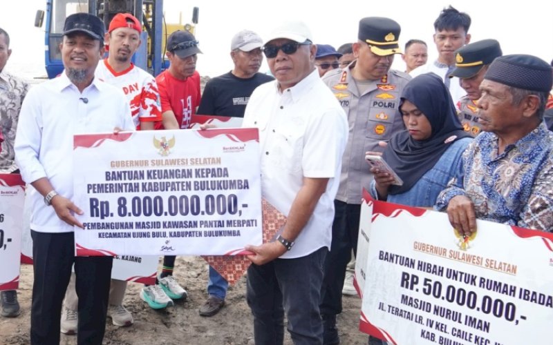 BANTUAN. Gubernur Sulsel Andi Sudirman Sulaiman menyerahkan bantuan keuangan Pemprov Sulsel untuk pembangunan Masjid Terapung di Kawasan Pantai Merpati, Kabupaten Bulukumba kepada Bupati Bulukumba Andi Muchtar Ali Yusuf di lokasi pembangunan Masjid Terapung Pantai Merpati, Minggu (13/9/2026). foto: istimewa