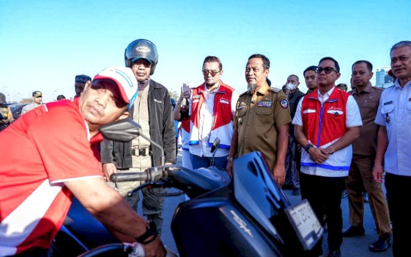 PENINJAUAN. Gubernur Sulsel Andi Sudirman Sulaiman bersama Executive General Manager Pertamina Patra Niaga Regional Sulawesi Deny Sukendar dan jajaran Pertamina Patra Niaga Regional Sulawesi meninjau langsung proses pengisian BBM di layanan Modular SPBU CPI Makassar, Senin (14/9/2026). foto: istimewa