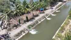 Andi Sudirman Sulaiman Serahkan Bantuan Sepuluh Unit Pompa Ponton untuk Petani Pinrang, Atasi Kekeringan di Musim Tanam Sela