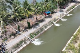 Andi Sudirman Sulaiman Serahkan Bantuan Sepuluh Unit Pompa Ponton untuk Petani Pinrang, Atasi Kekeringan di Musim Tanam Sela