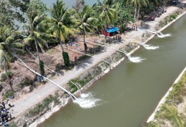 Andi Sudirman Sulaiman Serahkan Bantuan Sepuluh Unit Pompa Ponton untuk Petani Pinrang, Atasi Kekeringan di Musim Tanam Sela