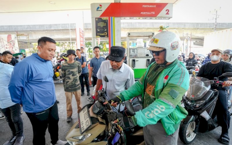 SIDAK. Gubernur Sulsel, Andi Sudirman Sulaiman, melakukan Inspeksi Mendadak (Sidak) di Stasiun Pengisian Bahan Bakar Umum (SPBU) Jalan AP Pettarani, Kota Makassar, Sabtu (12/9/2026). foto: istimewa