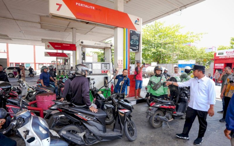 SIDAK. Gubernur Sulsel, Andi Sudirman Sulaiman, Inspeksi Mendadak (Sidak) di SPBU 74.902.31, Jalan AP Pettarani, Kelurahan Buakana, Kecamatan Rappocini, Kota Makassar, Kamis (10/9/2026). foto: istimewa
