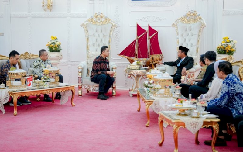 PERTEMUAN. Gubernur Sulsel Andi Sudirman Sulaiman menerima General Manager PT PLN (Persero) UID Sulselrabar Edyansyah beserta jajaran di Rumah Jabatan Gubernur Sulsel, Makassar, Kamis (10/9/2026). foto: istimewa